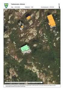 Situasjonsplan eller kart som viser eiendommen med overlagte satellittbilde, bygningers plassering (gule og grønne polygoner), og koordinatnett.