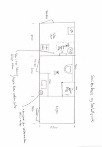 En håndtegnet etasjeplan som viser romfordeling (soverom, bad, stue) og mål for en bolig.