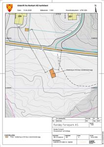 Situasjonsplan som viser tomtens topografi, nabolag, veier og plassering av eksisterende og planlagt bygning (WC/dusj).