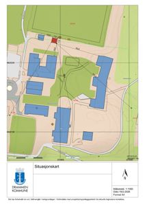 Situasjonskart som viser bygningers plassering på tomt, veinett, og omgivende terreng.