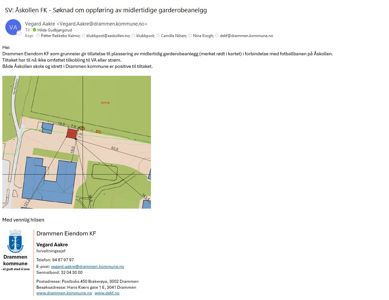 Kart som viser tomt med eksisterende bygninger (blå) og en planlagt plassering for et midlertidig garderobebygg (rødt).