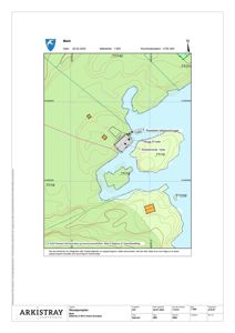 Situasjonsplan som viser tomtens beliggenhet i forhold til omgivelsene, inkludert topografi, vann og naboeiendommer.
