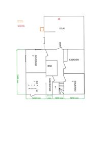 Etasjeplan som viser romfordeling (stue, soverom, kjøkken, bad) og dimensjoner for en bolig.