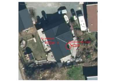 Satellittbilde (flyfoto) av en tomt med en bygning, der det er markert med pil og tekst hvor en ny stålpipe skal legges og hvor en eksisterende pipe befinner seg.