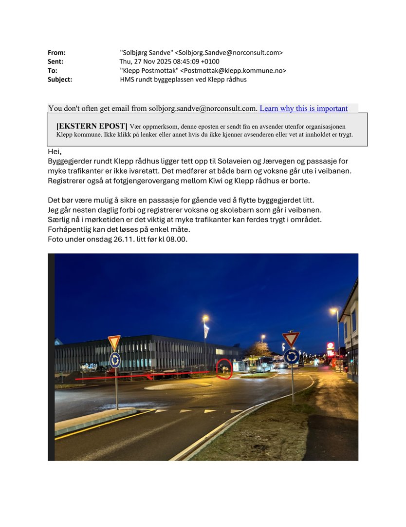 Fotografi av byggeplass ved Klepp rådhus med byggegjerder, trafikk og veibane.