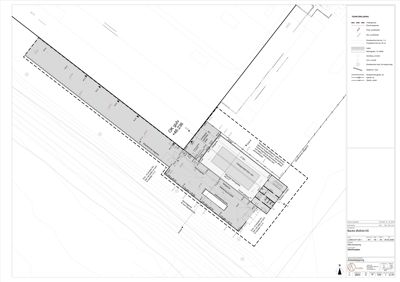 Situasjonsplan som viser bygningens plassering på tomten, grenser, og omgivende infrastruktur.
