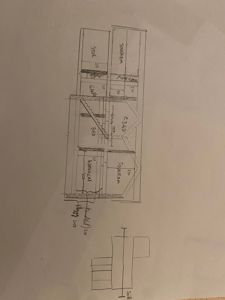 Håndtegnet etasjeplan som viser romfordeling (soverom, bad, gang, kjøkken) og dimensjoner.