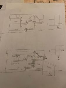Håndtegnet snittegning som viser bygningens indre oppbygning, romfordeling og høyder.