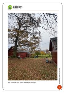 Et fotografi av et utendørs område med to røde bygninger, et stort tre og et grønt område. Bildet illustrerer avstand til bygningene.