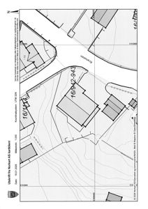 Situasjonsplan som viser tomtens form, grenser, nabotomter, bygningers plassering og høydemålerlinjer.