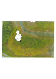 Situasjonsplan som viser en bygning (hvit form) plassert på en tomt med omgivende terreng, vegetasjon og en vannvei (bekk). Det er også markert med røde pil og tekst som indikerer høyde (EL) og avstander.