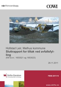 Fotografi av en byggeplass eller et anlegg med maskiner og materialer, som er inkludert i en sluttrapport.