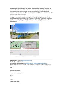 Et fotografi av en tomt med en blå container, en vei og et hus i bakgrunnen.