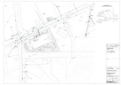 Situasjonsplan som viser bygningens plassering i forhold til vei, naboeiendommer og infrastruktur.