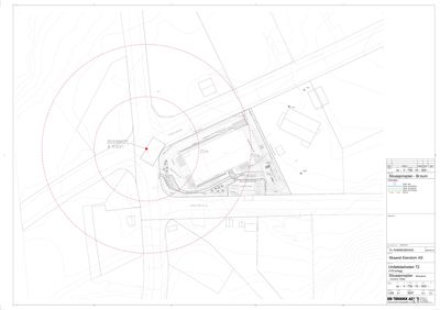 Situasjonsplan som viser bygningens plassering i forhold til omgivelsene, inkludert konturlinjer og brannsikringssoner.
