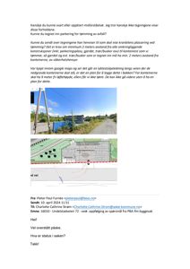 Fotografi av en containerplassering med omgivende infrastruktur, inkludert en blå container, en vei, og en lyskjettingledning langs veien.