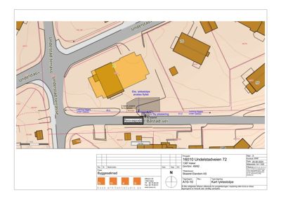 Situasjonsplan som viser tomt, bygninger og gater med merking for ny plassering av lyktetolpe.