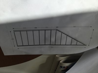 Tegning som viser detaljert oppriss av en takkonstruksjon med mål på bjelker og takhøyde.