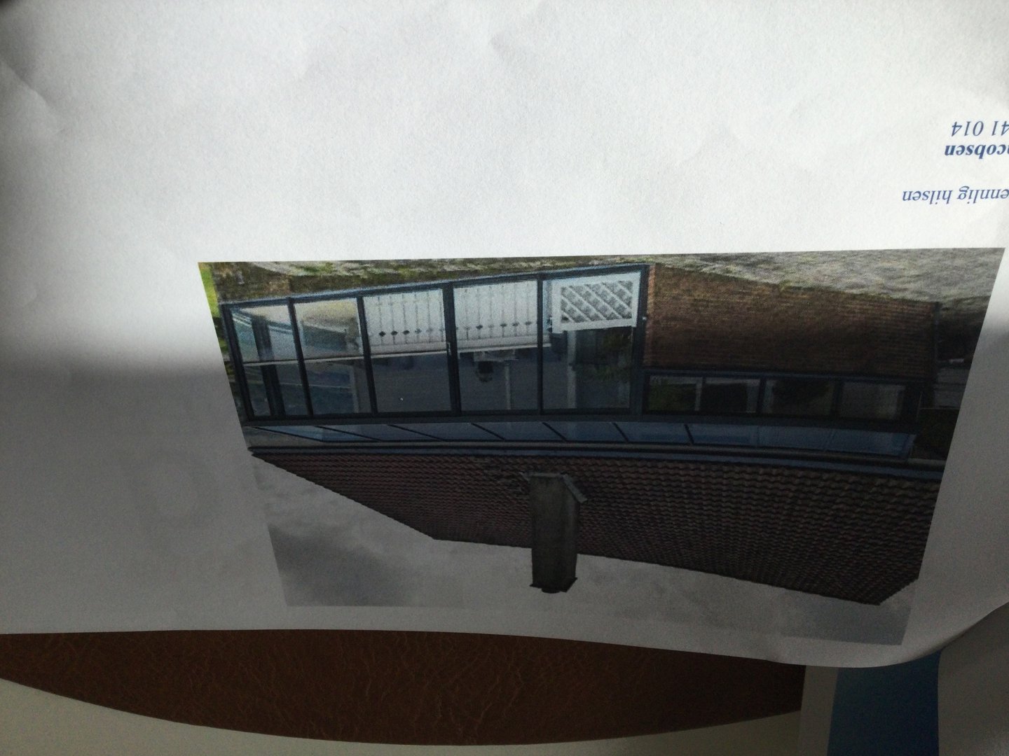 Fotografi av en nybygd eller ombygd fasade med store glassflater og en moderne utforming.