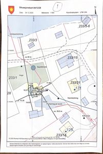 Situasjonsplan som viser tomtens plassering, nabolag, infrastruktur (vann, septiktank) og mål.