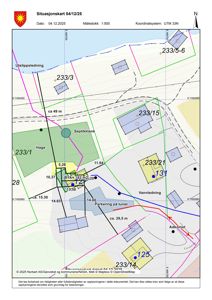 Situasjonskart som viser tomtens beliggenhet, naboeiendommer, infrastruktur (vann, avløp, vei) og arealbruk.