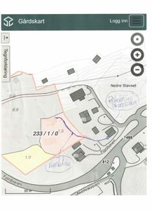 Gårdsplan eller situasjonskart som viser eiendomsgrenser, vegnett og bygninger.