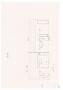 En håndtegnet etasjeplan (tverrsnitt) som viser romfordeling, inngang, bad, garasje og husets utforming sett fra vest.