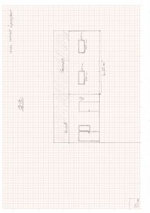 En håndtegnet etasjeplan (øst-vegg) som viser romfordeling, dører, vinduer og mål på en bygning.