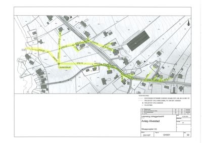 Situasjonsplan som viser plassering av eksisterende og planlagt spillvannsledning (grønnfarget) i forhold til eksisterende bygninger og infrastruktur.