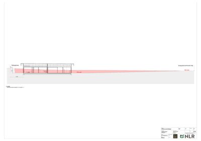 Snittegning som viser bygningens tverrsnitt med innvendige rom, takkonstruksjon og terrengforhold.