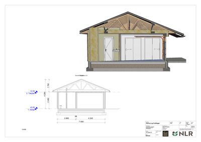 Snittegning som viser tverrsnitt gjennom en garasje med dører, takkonstruksjon og fundament.