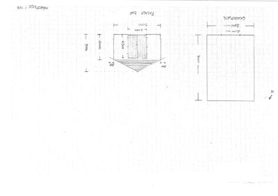 En håndtegnet fasadetegning som viser bygningens front med mål og en skisse av takform.