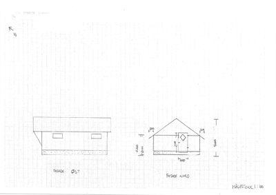 Fasadetegning med oppriss av bygningens front og side, inkludert mål og vindusposisjonering.