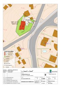 Situasjonsplan som viser eiendomsgrenser, bygningens plassering på tomten, naboeiendommer og veier.