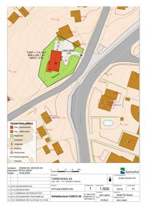 Situasjonsplan som viser eiendomsgrenser, bygningers plassering, tomteareal og nabolag.