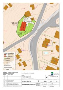 Situasjonsplan som viser eiendomsgrenser, bygningens plassering, tomteareal og nabolag.
