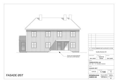 Fasadetegning av bygning sett fra øst, med detaljer om vinduer, dører og tak.