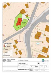 Situasjonsplan som viser eiendomsgrenser, bygninger og topografi.