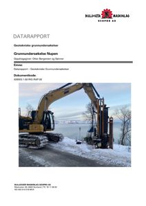 Fotografi av en gullgraver som utfører en boreoperasjon ved kysten.