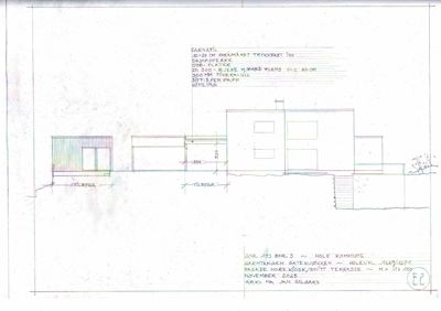Fasadetegning som viser bygningens utseende sett fra nordøst, inkludert terrassering og detaljeringsnotater.