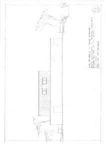 Fasadetegning som viser bygningens utseende fra siden, inkludert vinduer, takform og omgivende terreng med trær.