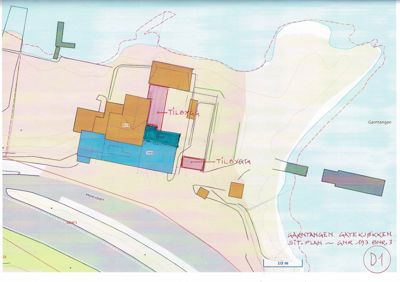 Situasjonsplan (SIT. PLAN) som viser bygningers plassering på tomt, omgivende infrastruktur (veier, vann) og arealbruk.