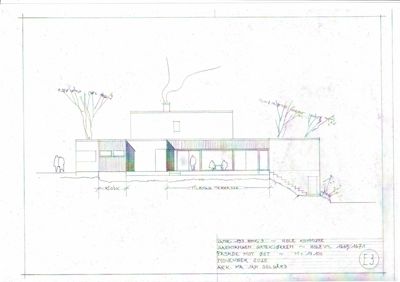 Fasadetegning som viser bygningens utseende fra øst, inkludert vinduer, dører, trapper og terrengforhold.