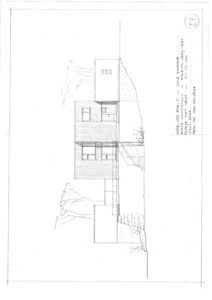 Snittegning som viser bygningens tverrsnitt, høydeforhold og konstruksjon i forhold til terrenget.