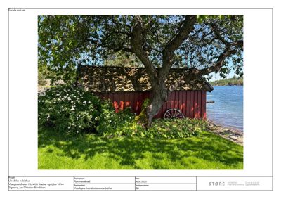 Fotografi av en eksisterende rød båthus med et stort tre foran, sett fra fasaden mot sør.