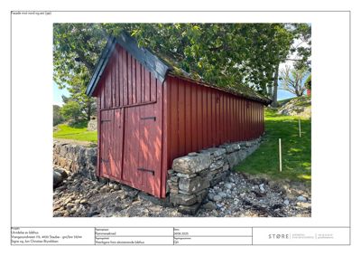 Fotografi av et eksisterende rødt båthus med steinmur og trær i bakgrunnen.