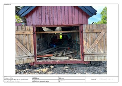 Fotografi av en eksisterende båthusfasade mot øst, inkludert innhold i båthuset og omgivelsene.