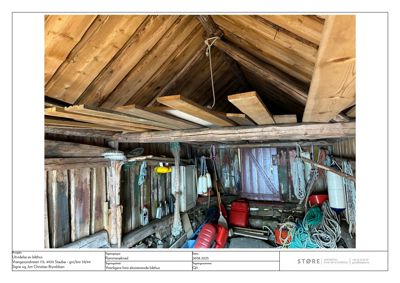 Fotografi av innvendig i et eksisterende båt hus med trekonstruksjon og utstyr.