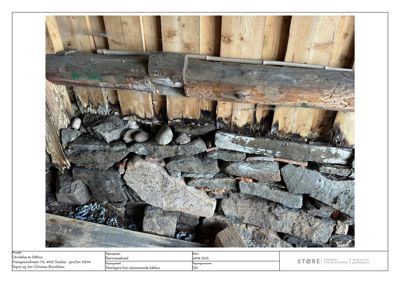Fotografi av eksisterende bygningskonstruksjon (treverk og steinmur) med arkitektinformasjon i bunnen.