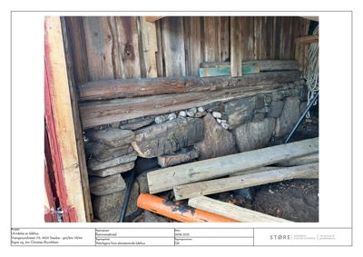 Fotografi av en eksisterende båtthus med tre- og steinvegger, inkludert detaljer som tømmer, steiner og rør.